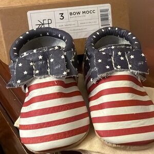 Kids Bow Mocc - Red and Blue Star Pattern Freshly Picked size 3 (c5.5) soft sole